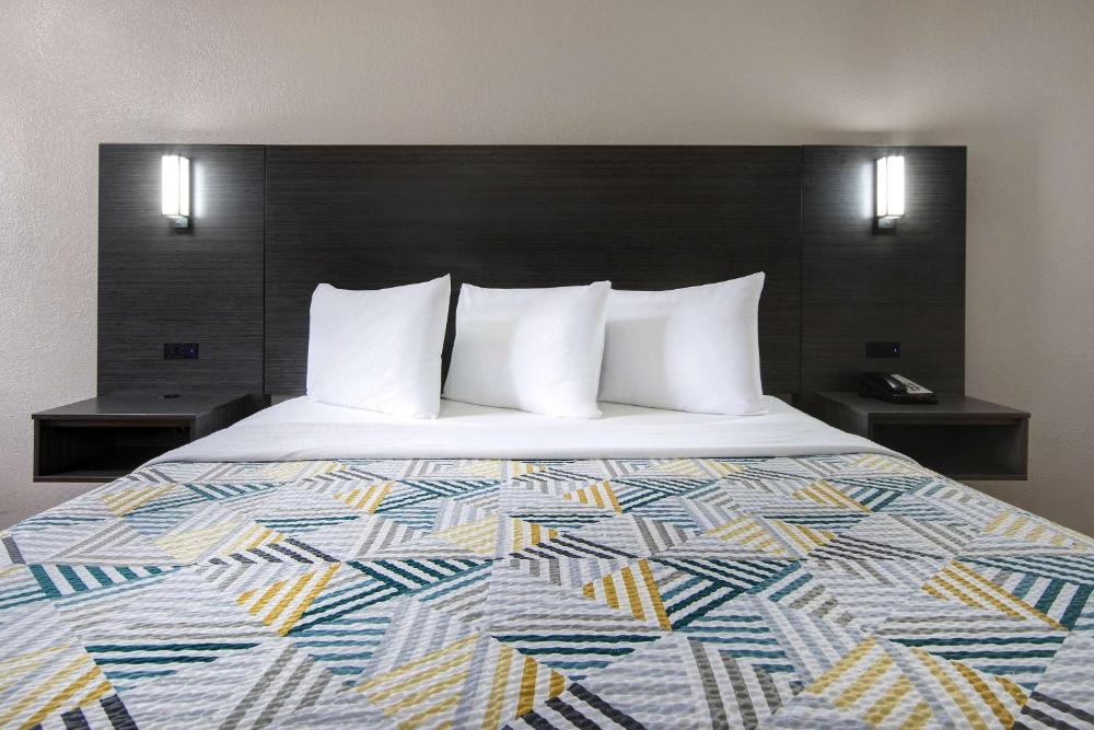 King Room with Roll-in Shower - Disability Access - Non-Smoking interior